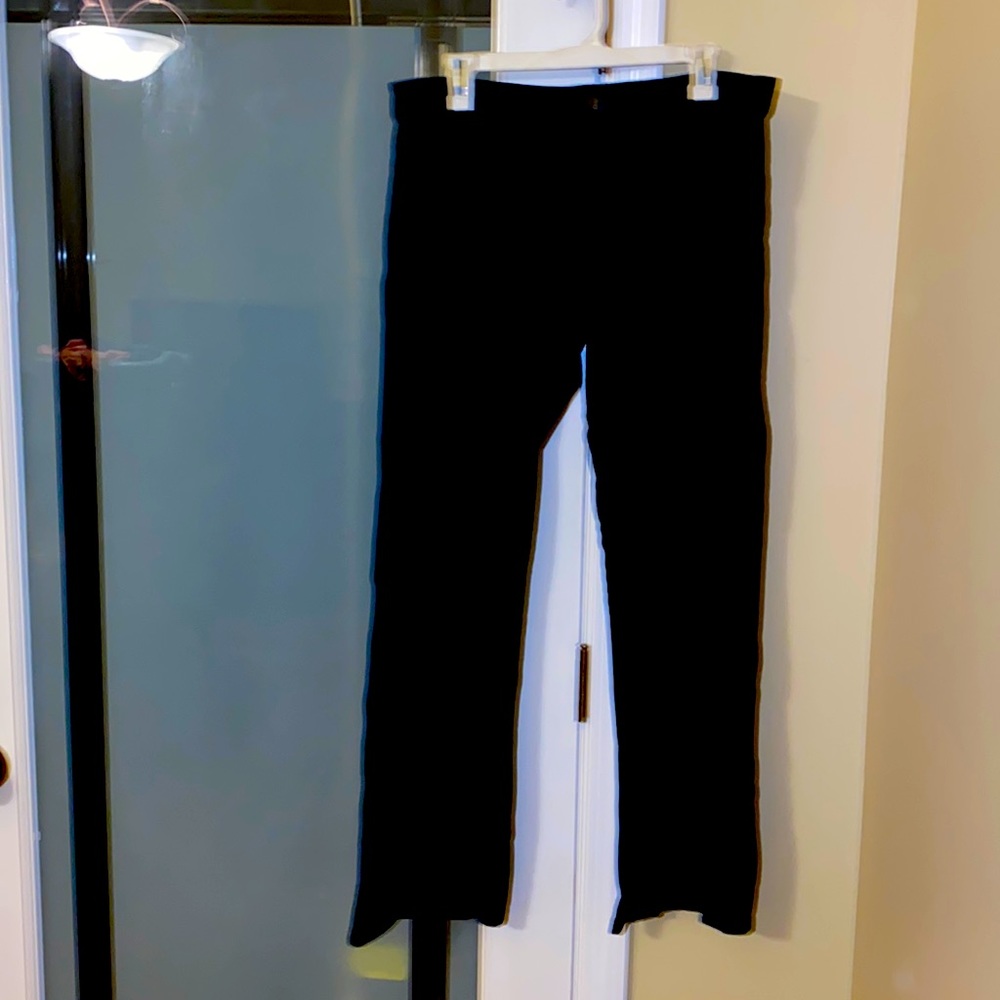 Black Women’s Dickies work pants in Junior size 15 fit same as a 14/16 in GUC